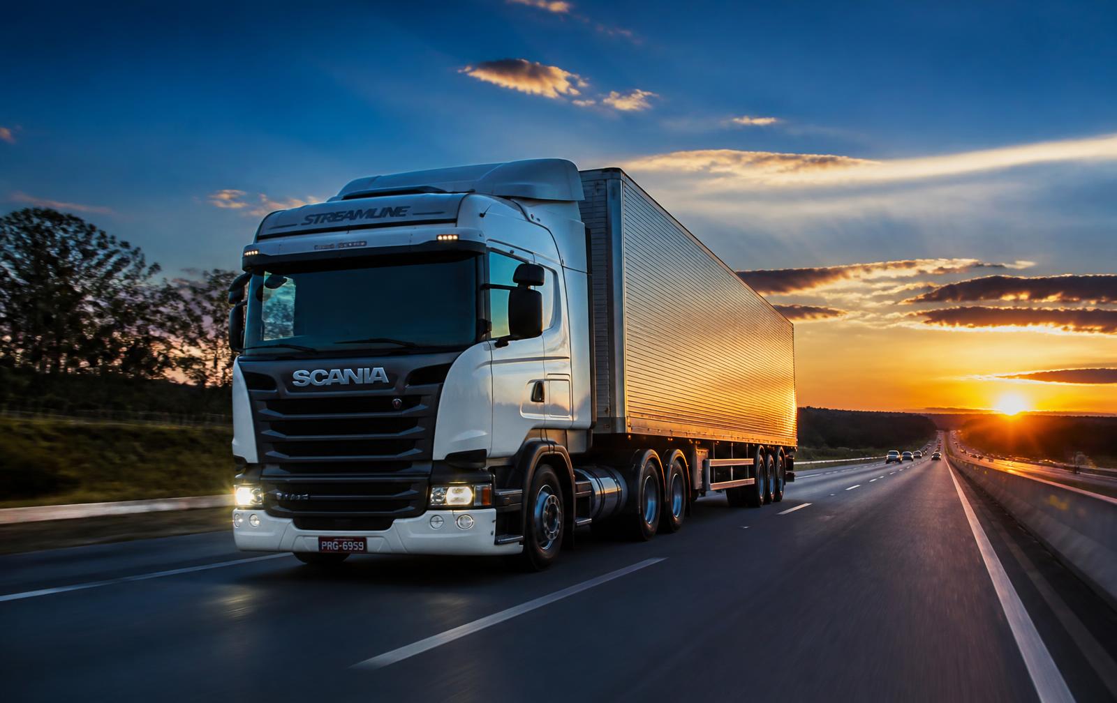 Caminhão da Brasrota Transportes em rodovia ao entardecer